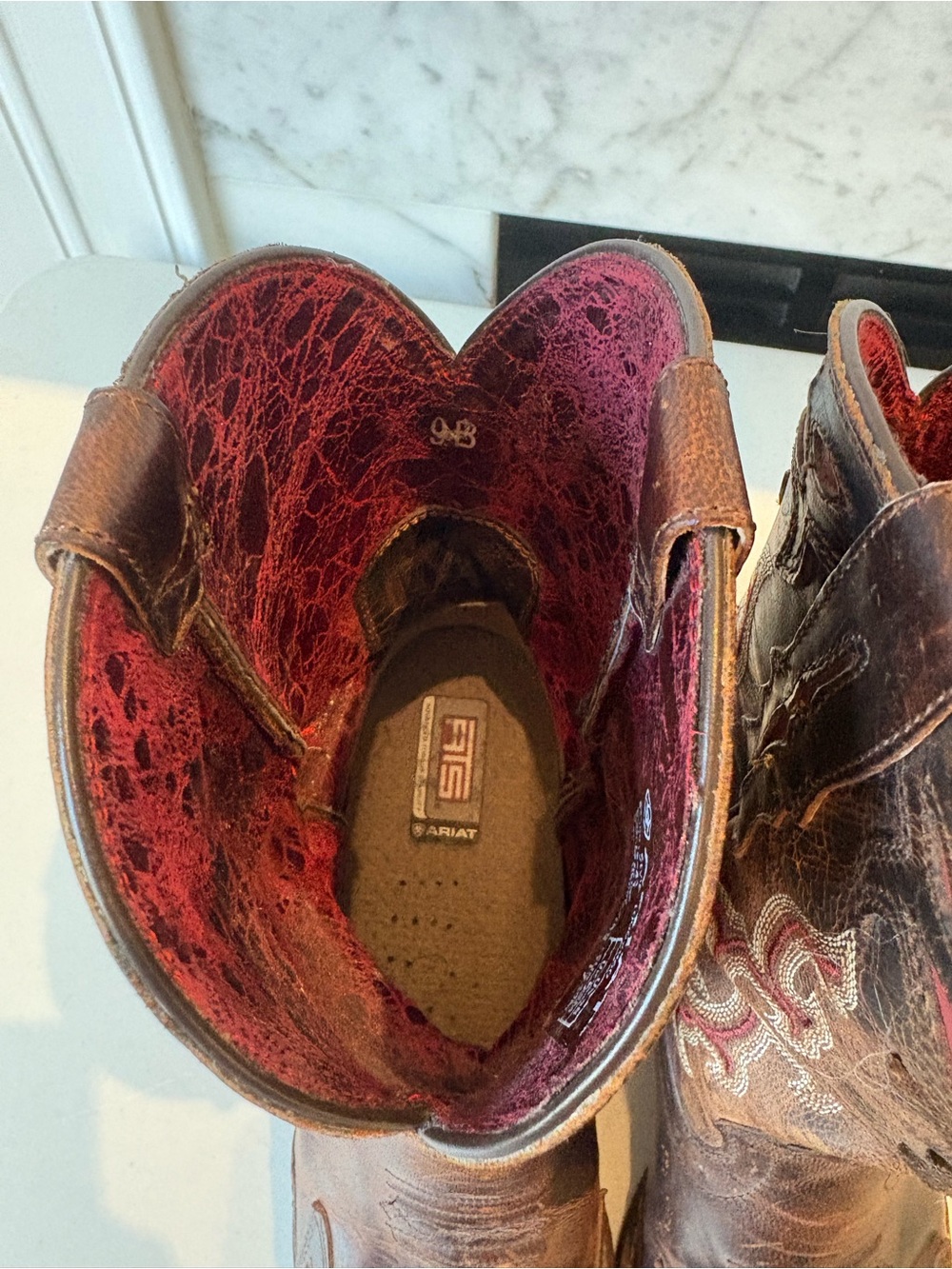 Calling your inner cowgirl!  Ariat Brown Leather Boots with Red Interior Size 9B - Picture 6 of 9
